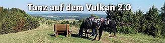 Routenpauschale Tanz auf dem Vulkan, Pferde vor einer Aussichtsbank
