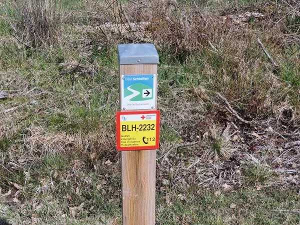 Wanderwegmarkierung und Rettungspunkt