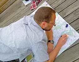 Mensch beim Studieren einer Karte