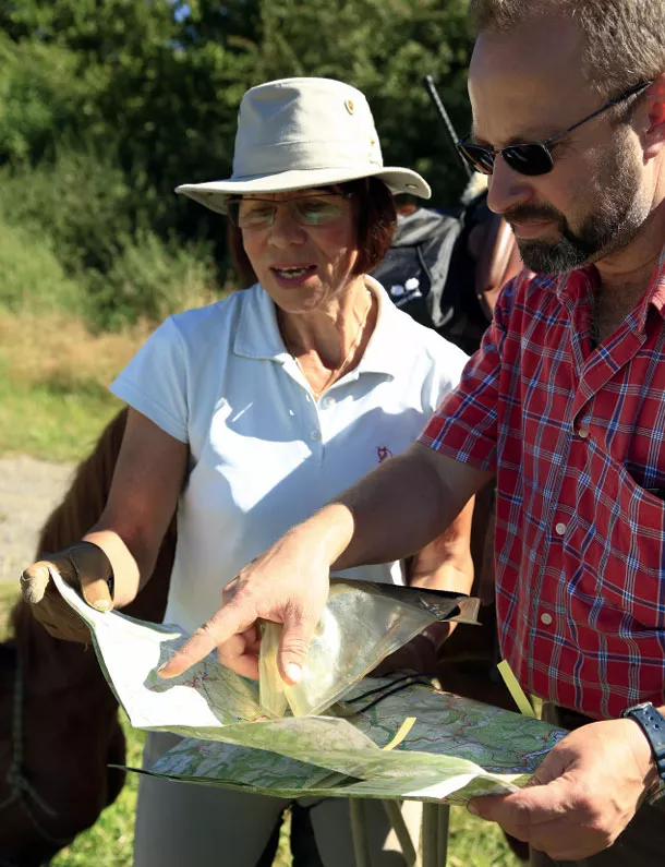 2 Personen schauen auf die Wanderkarte