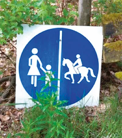 Schild Fussweg und Reitweg