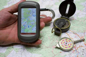 GPS-Gerät, Kompass, Kilometerrädchen und Wanderkarte