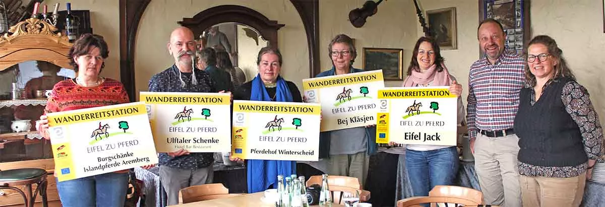 Hofschildübergabe an neue Wanderreitstationen