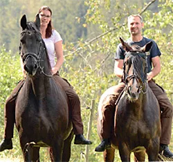 Jennifer und Mario Schuh auf ihren Pferden